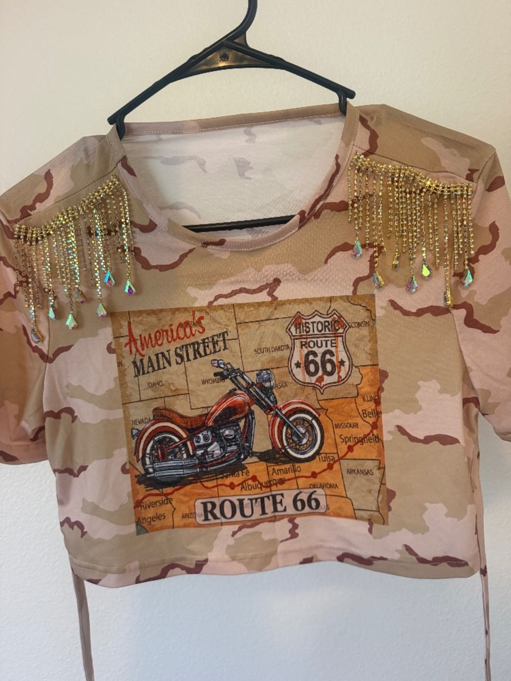Vintage-inspired Route 66 cropped camo top 🤎